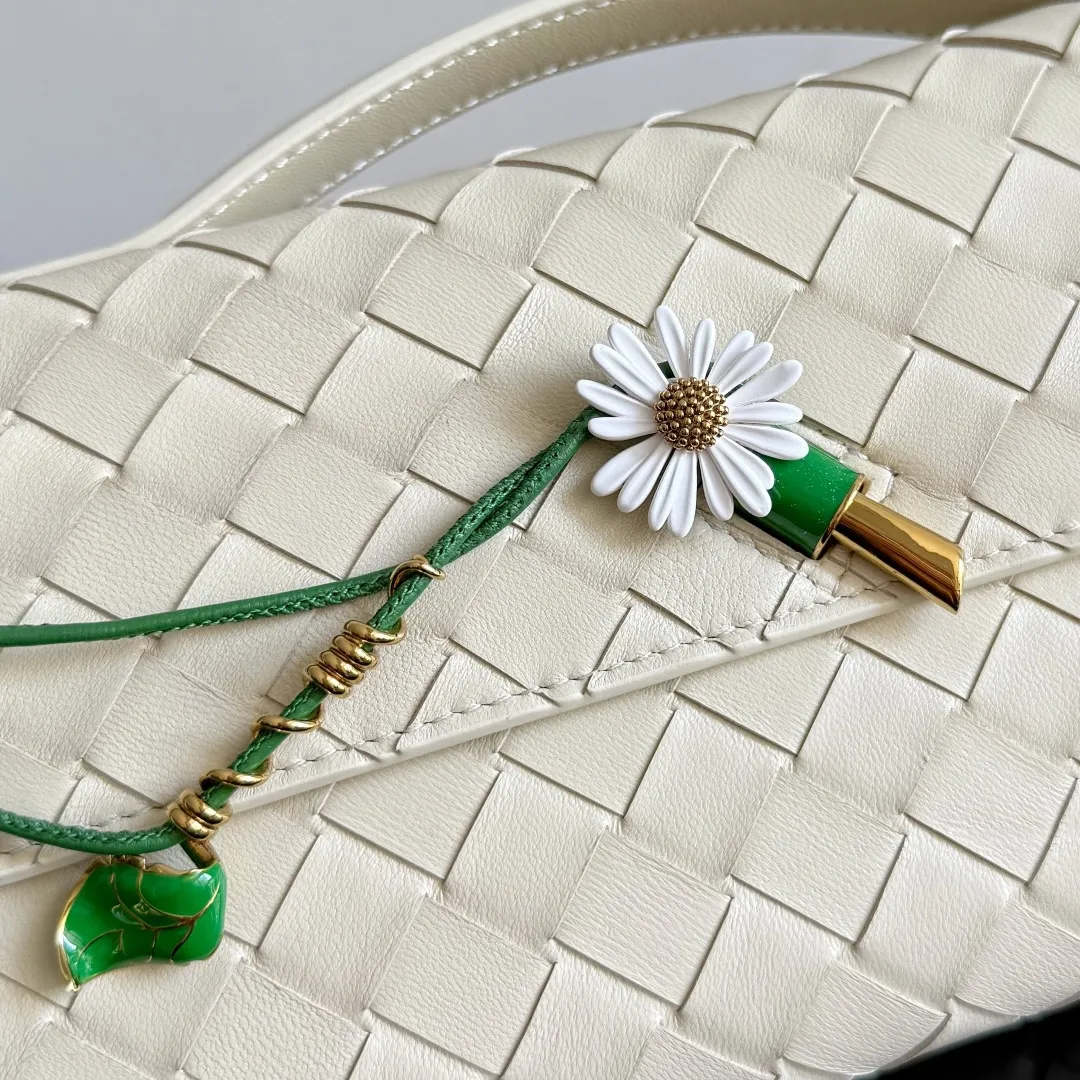 Batch 1720 Bottega Veneta clutch bags are shipping! The carefully crafted latch opening and closing is like a small key, giving us a sense of ritual every time we use this bag. The innovative design this time is to make the latch part into the shape of a small daisy. The originally elegant and restrained style instantly adds some playfulness, and matches with a skirt. Going out for a picnic or admiring the scenery will add to the overall look🌸🌸The heavily crafted daisy is lifelike and full of exquisiteness. The fixed rope is also decorated with a winding golden rope and a small leaf, echoing the daisy. The whole bag looks very coordinated. Style number: 836810 (741511) Size: 31*13*3cm